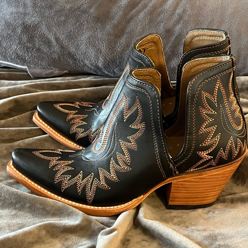 NWOT Ariat Dixon Black and Tan Embroidered Western Ankle Booties